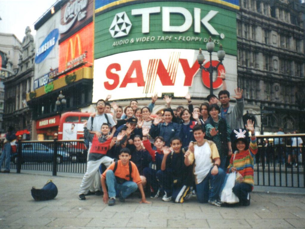 1989'dan beri düzenlediğimiz İngilizce yaz okullarımızda geleceğin bireylerini yetiştiriyoruz.